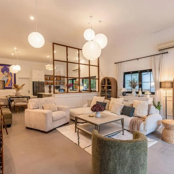 Gorgeous Grand 500-1000m2 Villa 4-5BR with pool in D2 by Ray, hótel í Ho Chi Minh