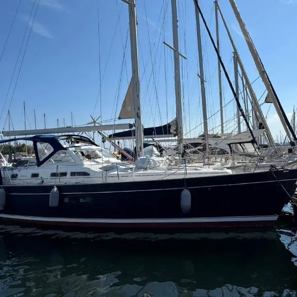 Voilier à quai, hotel en Gruissan