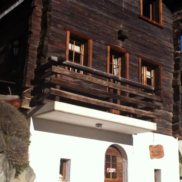 En Anniviers, chalet cosy au centre du village de Saint Jean, hotel in Saint-Jean