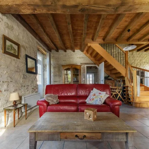 Hameau Grande Varenne - Gites de charme avec piscine, hotel din Charroux-dʼAllier