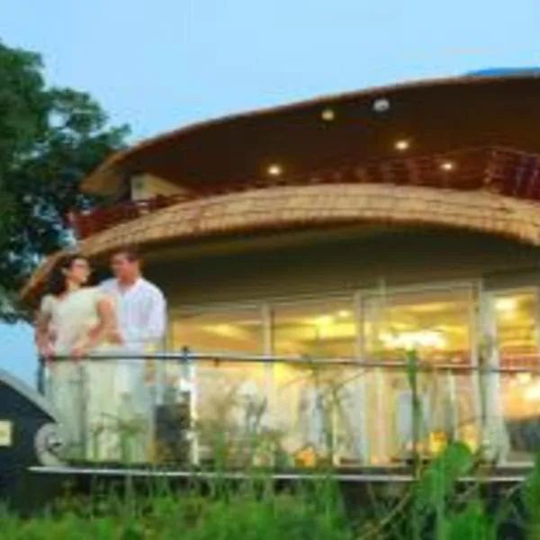 Whispering Waters Houseboat, hotel en Alappuzha