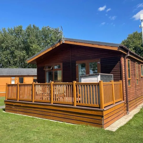 Dog Friendly Lodge in the Cotswolds!, hotel in Cirencester
