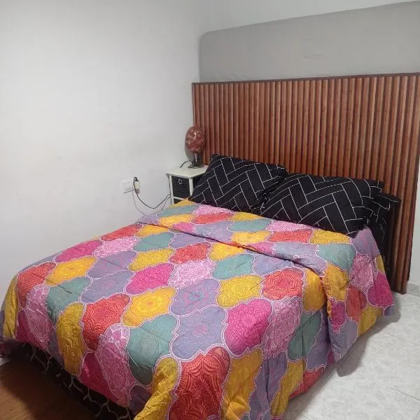 Habitación 1 en piso Compartido Familiar-Valencia, hotel in Valencia
