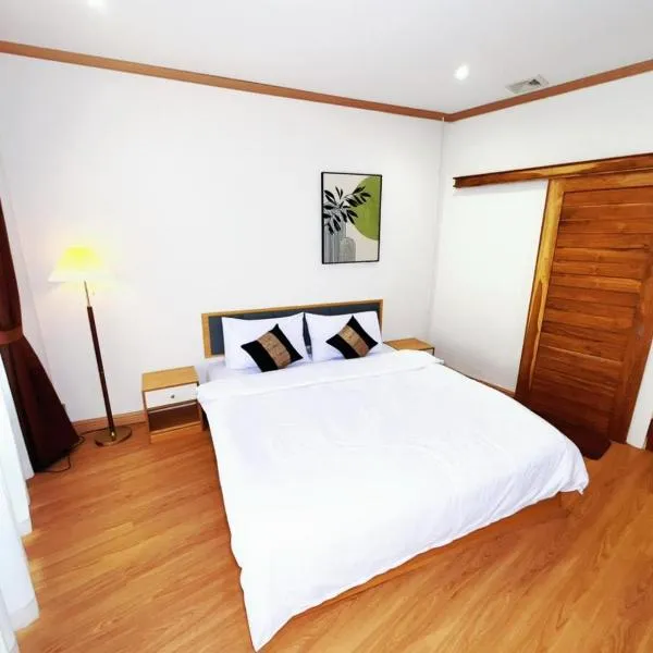 Demi Cafe and Hostel, hotel in Vientiane