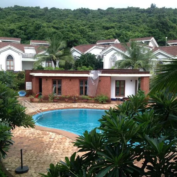 Pool and Garden Facing Apartment in Riviera Foothills Near Baga, Arpora, hôtel à Arpora