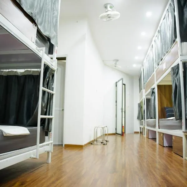 Hanoi Train Street Hostel, hotel in Hanoi