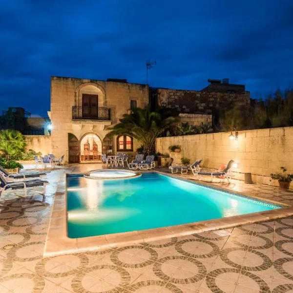Traditional Maltese Villa with Pool & Jacuzzi, hotel en Għarb