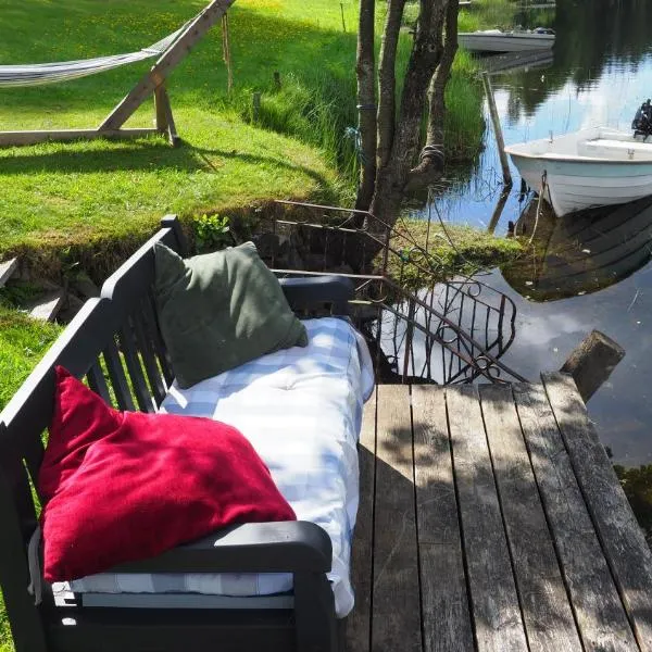 Riverside Bliss - Cozy 1-Bedroom Apartment with Parking & WiFi near Tvedestrand, hotel u gradu Vegårshei