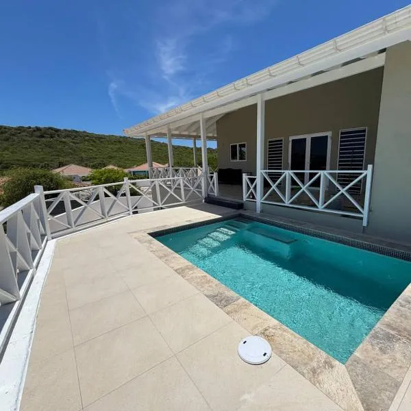 Luxe villa met panoramisch zicht en privézwembad, hotel in Willemstad
