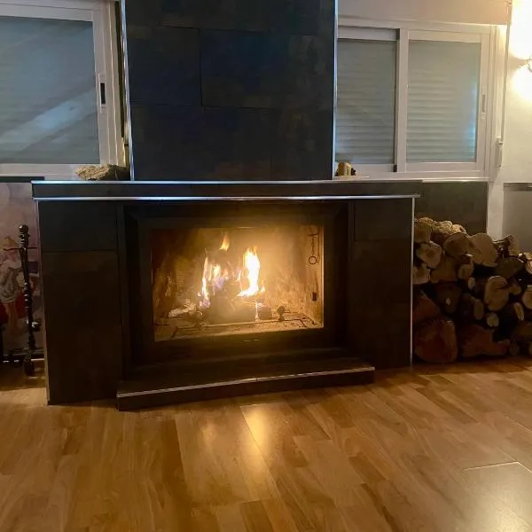 Casa abuhardillada con piscina y chimenea, hotel in Nívar