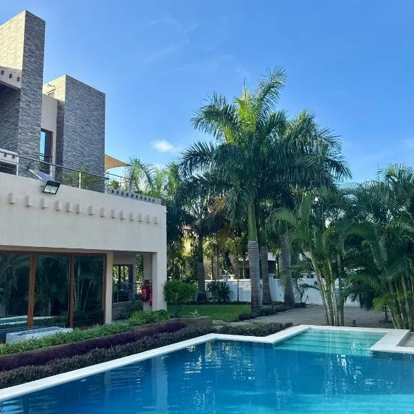 5-Bedroom Luxury Villa with Pool, Near Diani Beach, khách sạn ở Diani Beach