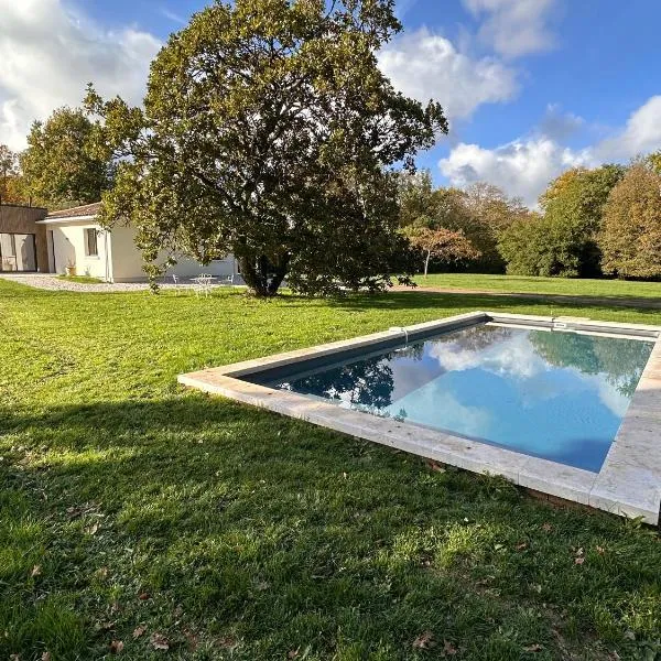 Villa Pavone, hotel u gradu 'Angoulême'