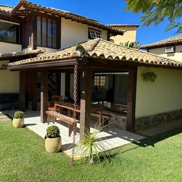 Geribá Búzios 4 suítes a 300 metros da areia no canto direito