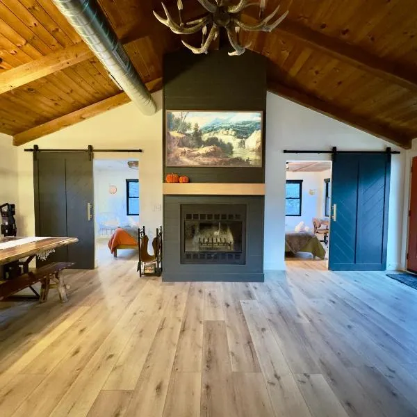 Cozy Creekside cabin- 35m to Boone, ξενοδοχείο σε Butler