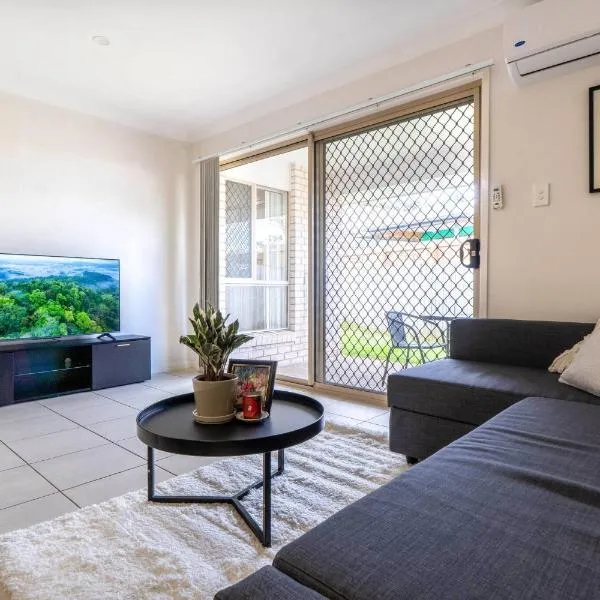 Bright & Cozy 2BR Duplex near Logan Central Comforts, hotel u gradu 'Marsden'