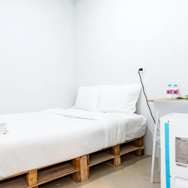 The Hidden Khaosan Bangkok Rambuttri xPro, hotel in Bang Bua Thong Railway Station