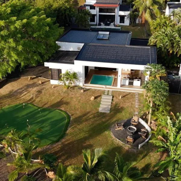 Heaven Retreat with Minigolf, pool, fire pit, BBQ, hotel v destinaci Nadi