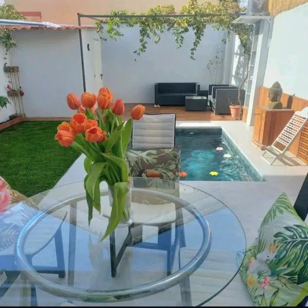 Private pool and patio, a true Oasis in Madrid, hotel a Madrid
