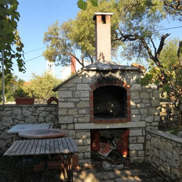 Apartments with parking space Lumbarda, Korcula - 179, hotel in Lumbarda