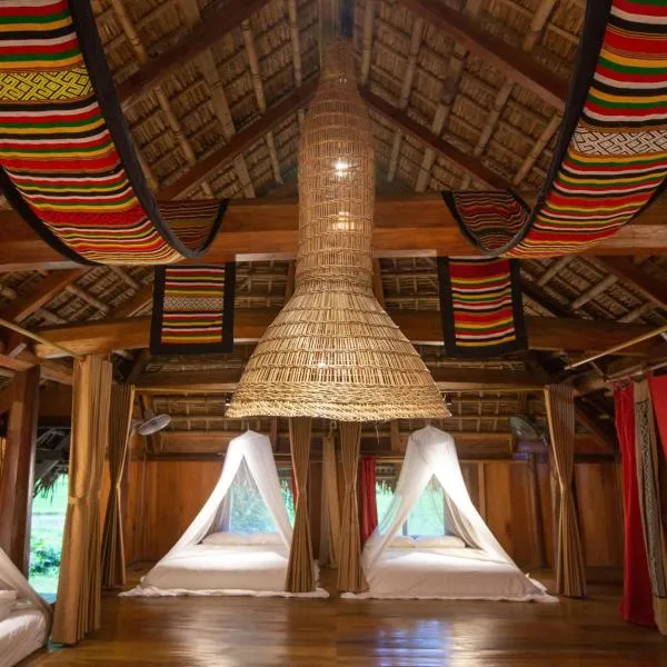 Thai House Pu Luong - Century Old Stilt House with Terrace Views, ξενοδοχείο σε Hương Bá Thước