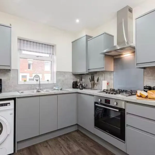 Norris Stays - Sleeps 7 by M55, hotel in Preston