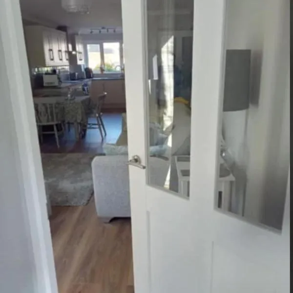 2 Bedroom Garden Flat، فندق في هيلزورث