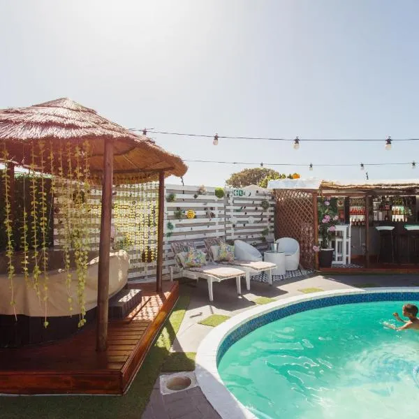Caline VIP Luxury Jacuzzi &, Swimming Pool MEWS, hotel in Cape Town