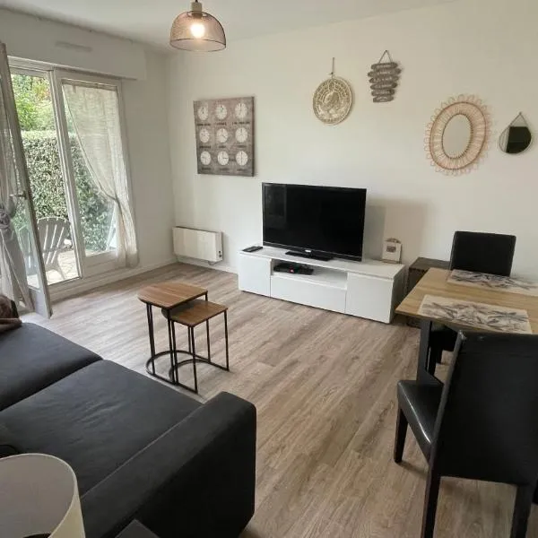 Studio avec jardin centre ville Cabourg La Roseraie, Hotel in Cabourg
