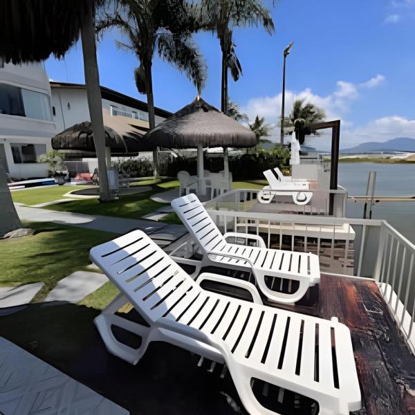Linda vista para praia com churrasqueira