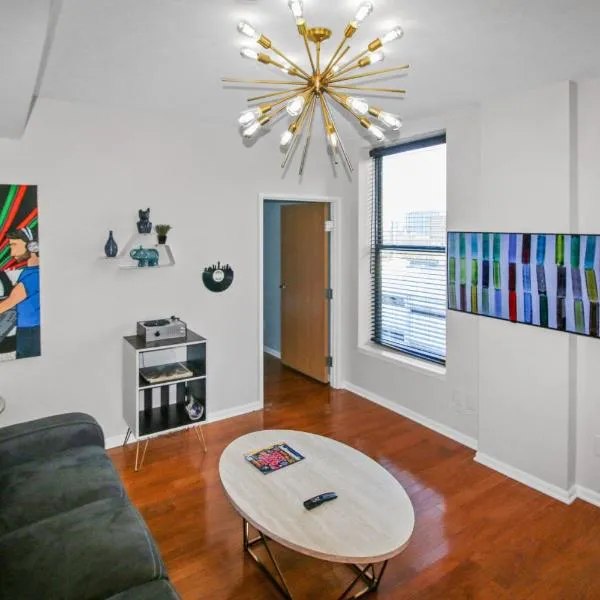 Exquisite Top Floor Condo in Downtown Indianapolis with King Bed, hotell sihtkohas Indianapolis