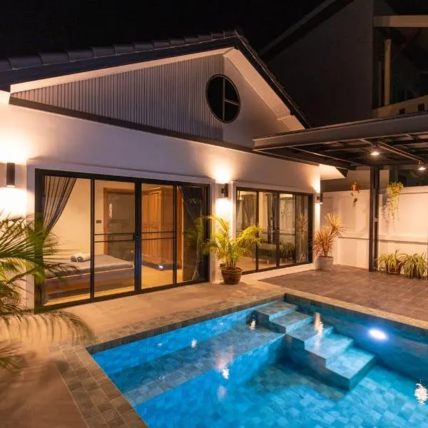 Luxury 3 bed villa with private pool, Rawai Phuket, hotel in Rawai Beach