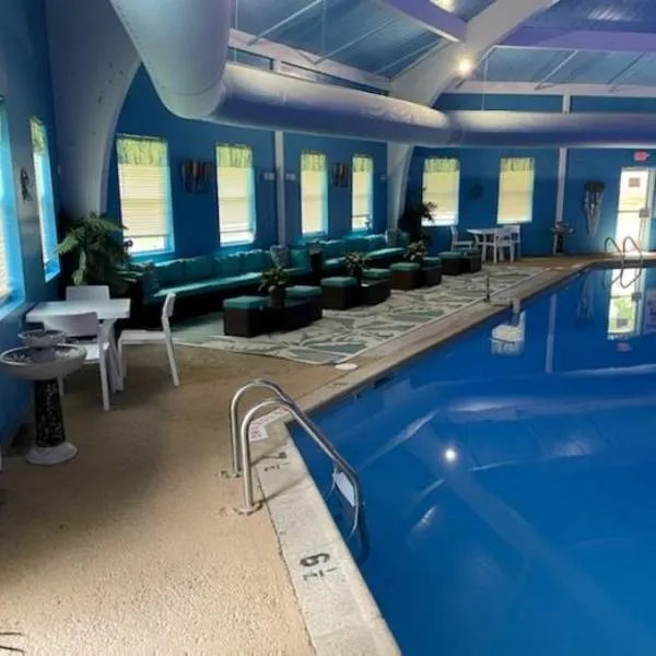 Stunning! Pocono Escape! HotTub Sauna Pool Ski Pet-Friendly Firepit Game Room Fireplace BBQ Lakes Tennis Fishing, hotel i Long Pond