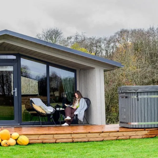 Privatus romantiškas namelis dviems prie vandens Šilalės rajone, hotel v destinaci Dirkintai