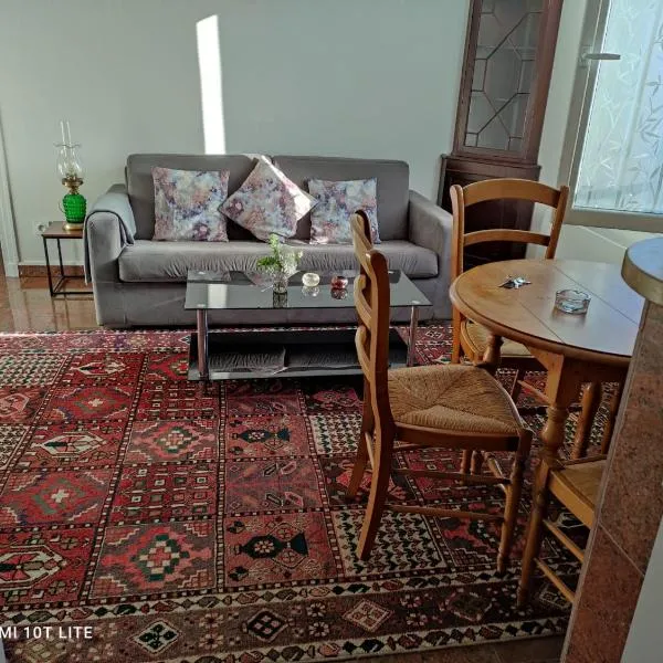 MEZZANINE DU BON ACCUEIL Deux Chambres Avec Parking, hotel en Drancy