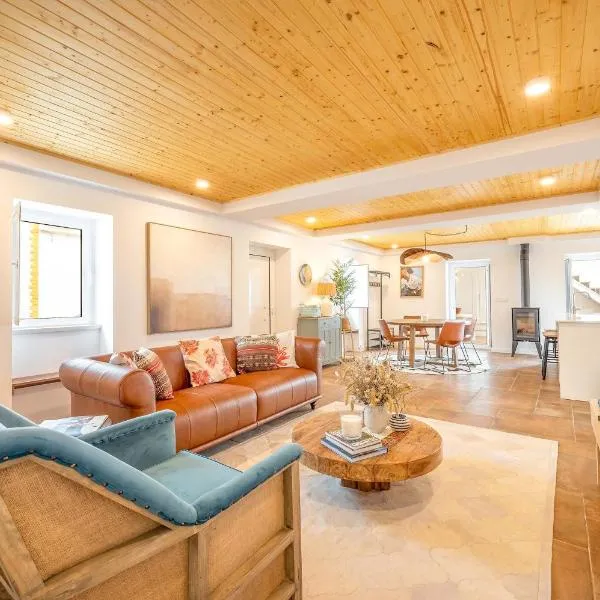 Vila Amorim - Stylish 4BR Home with Jacuzzi, hotel i Mora