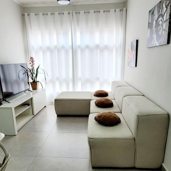 Apartamento na Enseada ambiente familiar e confortável
