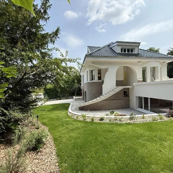 Independent Studio - Murmures - Luxury Guest House St Germain en Laye, hotel Le Pecq városában