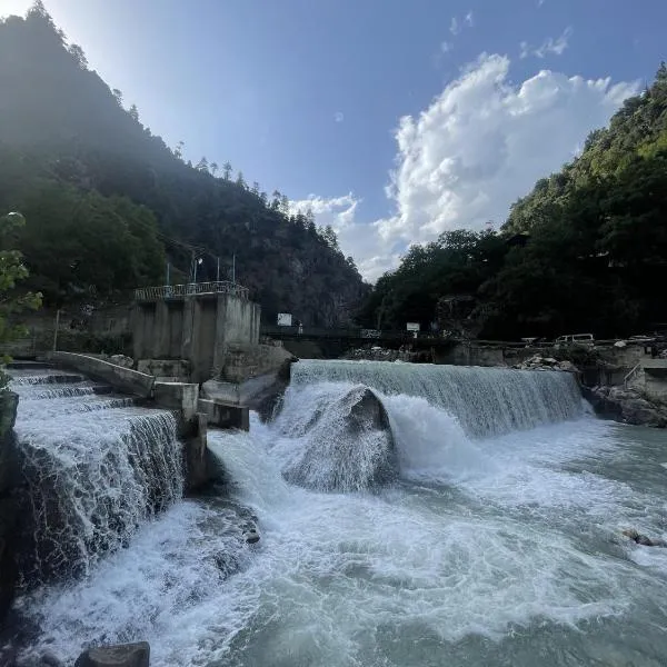Umbrella Hotel Neelam Valley, viešbutis mieste Kundālshai