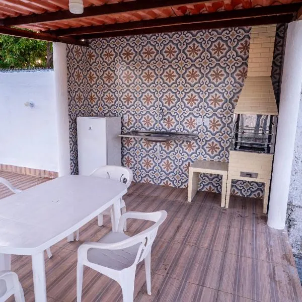 Casa a 950 m da Praia de Jauá - Espaçosa e Aconchegante!, hotell sihtkohas Camaçari