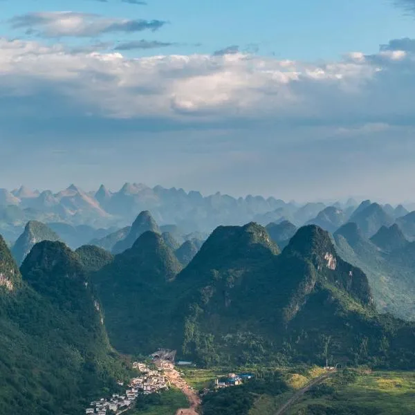 Yi Zhan Mountain Homestay: Yangshuo şehrinde bir otel