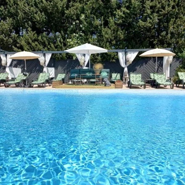ZEcamping 4 pet friendly piscine et pétanque au cœur des Alpilles, Hotel in Noves