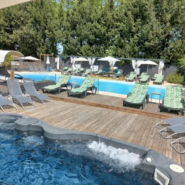 ZEcamping 4 étoiles pet friendly piscine et pétanque au cœur des Alpilles, hotel em Noves