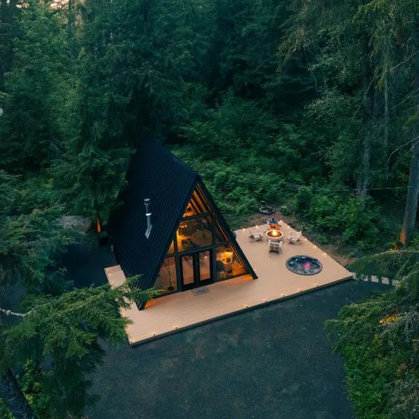Lafa Cabin - Luxe A Frame Retreat with Hot Tub, Sauna, Firepit- 5 Min to Mt Rainier, hotel ad Ashford
