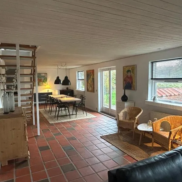 Hyggelig 2 plans villa i Hørning, hotelli kohteessa Hørning
