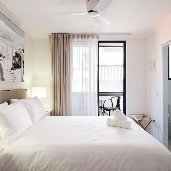 Queen Bed with Balcony at Manly - 3min walk to Corso & Manly Beach, hotell Sydneys