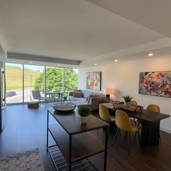 Bright 1 BR with Lots of Sunlight & 6 Appliances, hotel in Halifax