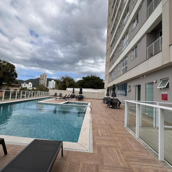 Apto lindo e completo com piscina em Itajai - Foto 4