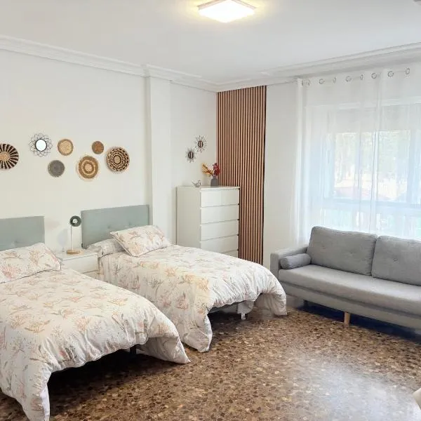 Feria by Birdie JUSTO FRENTE A LA FERIA, hotel v destinaci Albacete