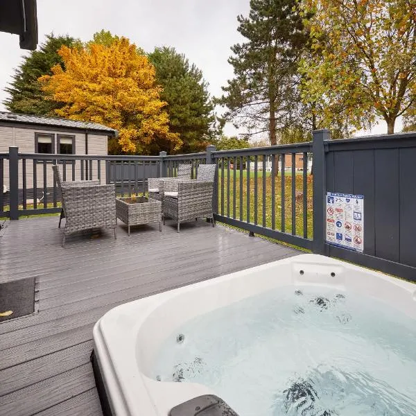 Royal Pines Lodge with Hot tub, hotel in Allerthorpe