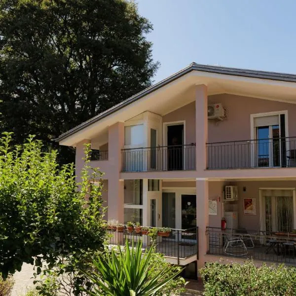 Bed & Breakfast L'Albero Maestro, hotel v destinaci Borgofranco dʼIvrea